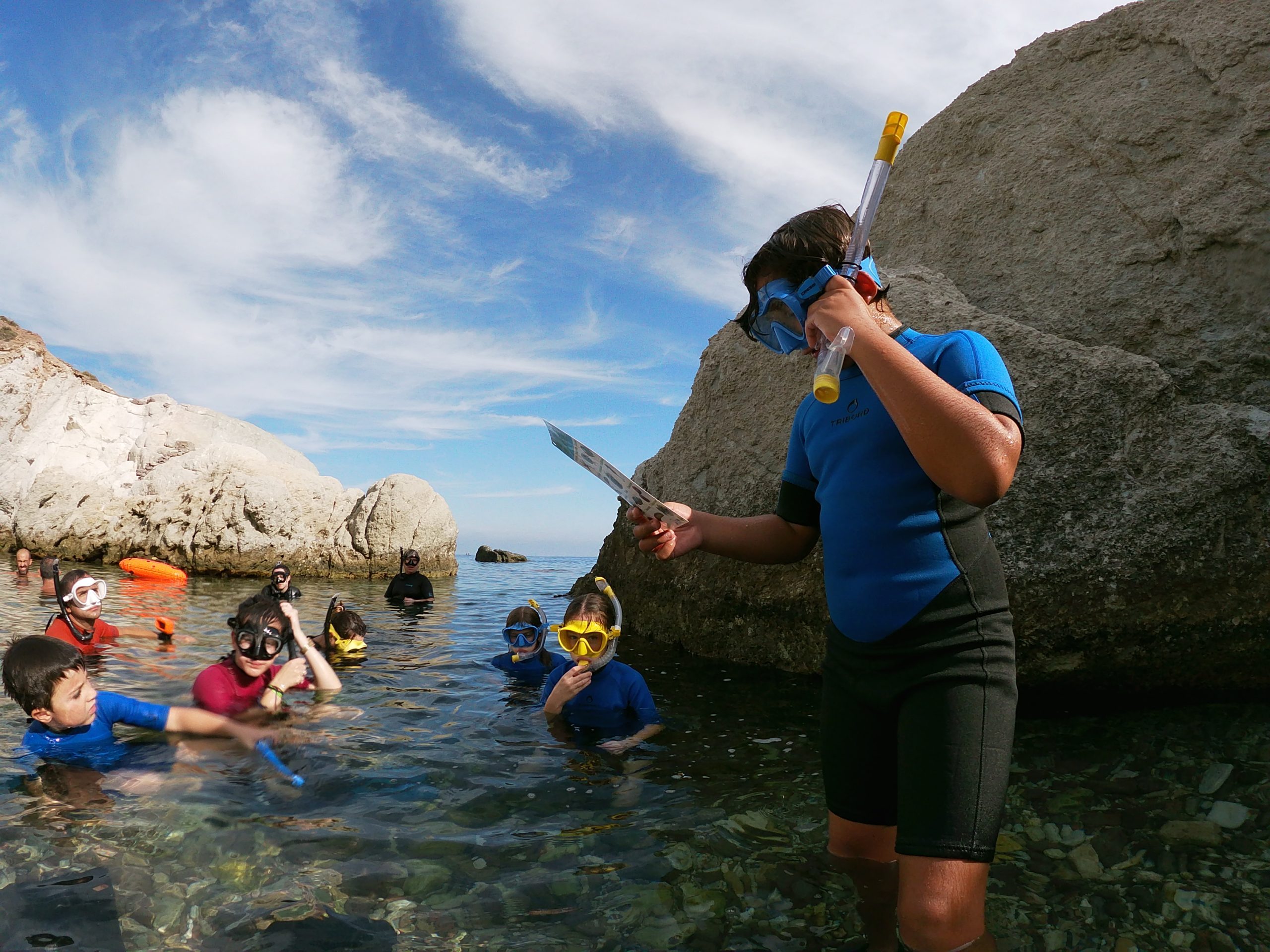 Grupo de niños haciendo snorkel