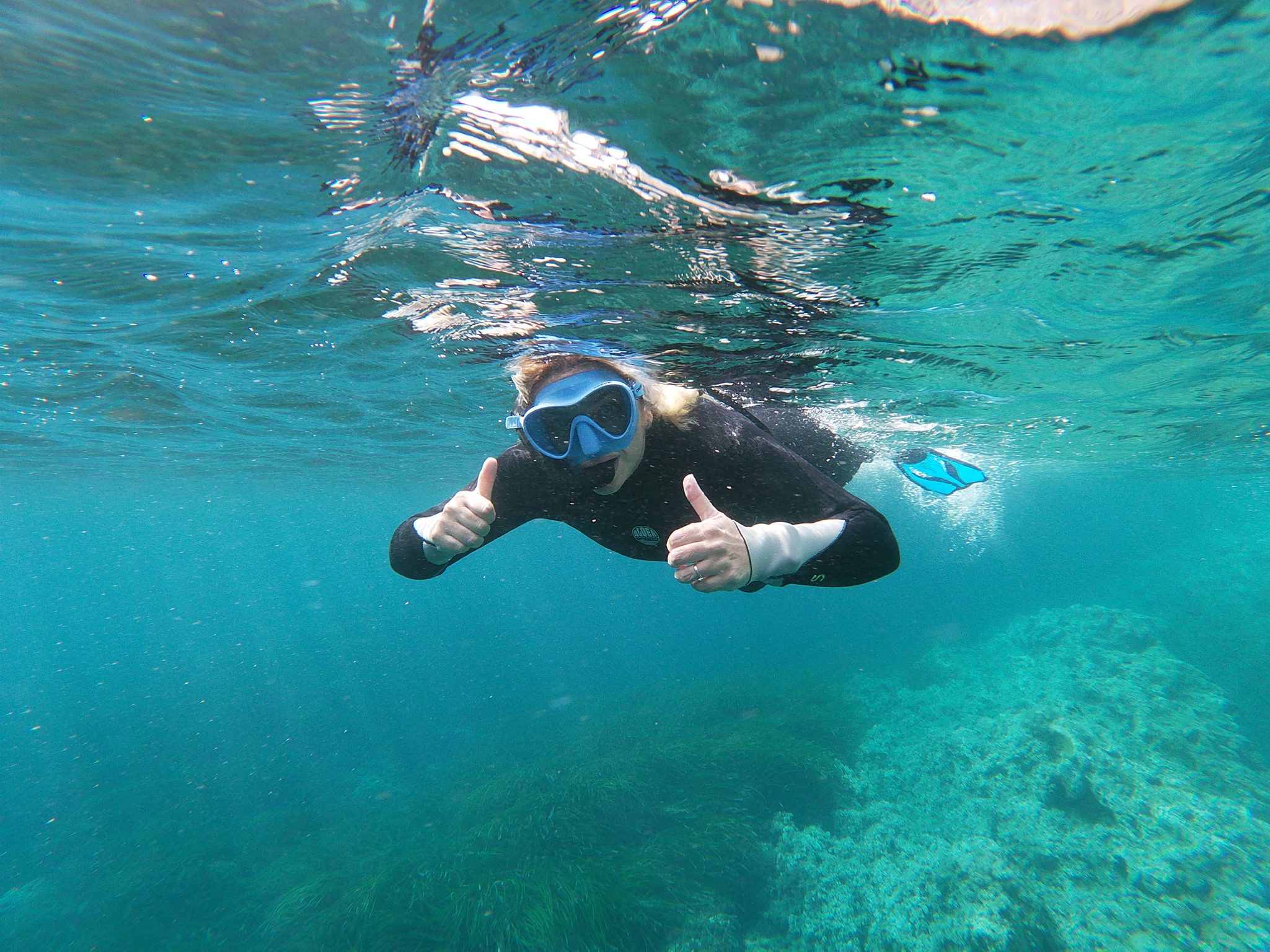 Persona haciendo snorkel