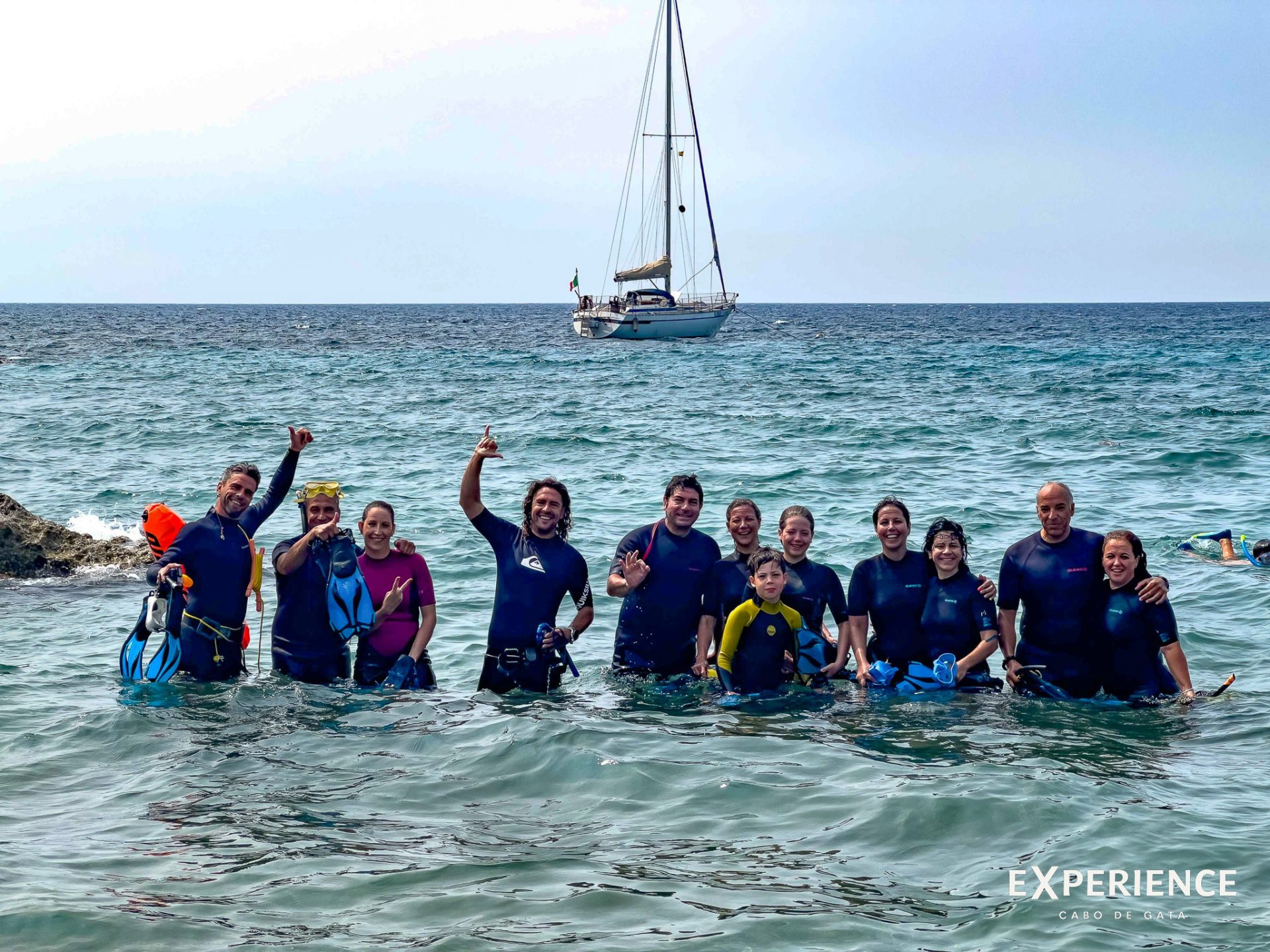 Grupo haciendo snorkel en san josé