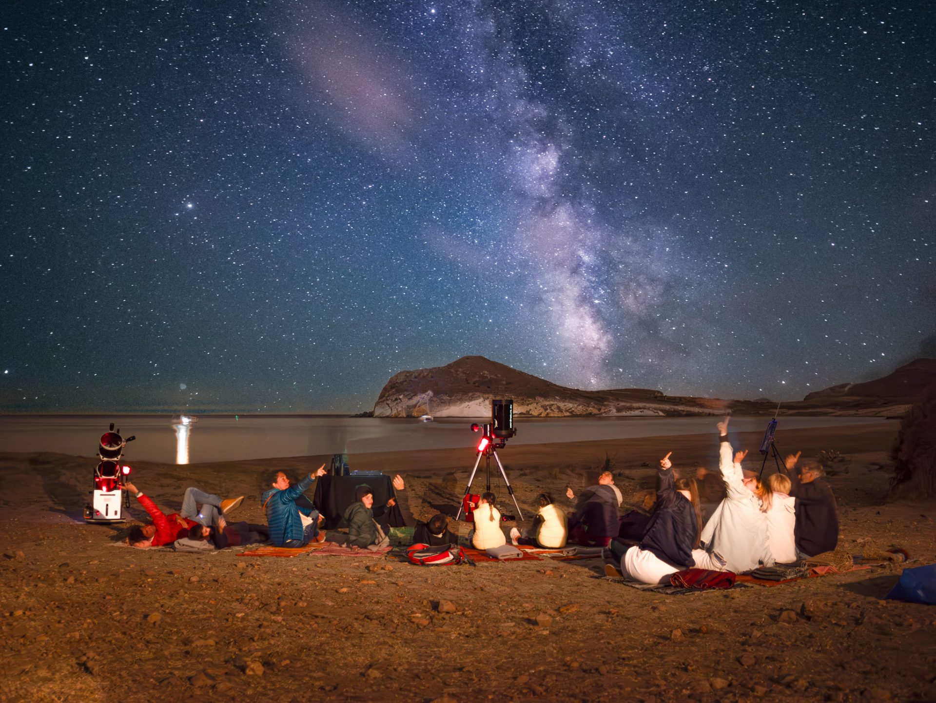 Actividad de astroturismo durante una noches de verano en Cabo de Gata 