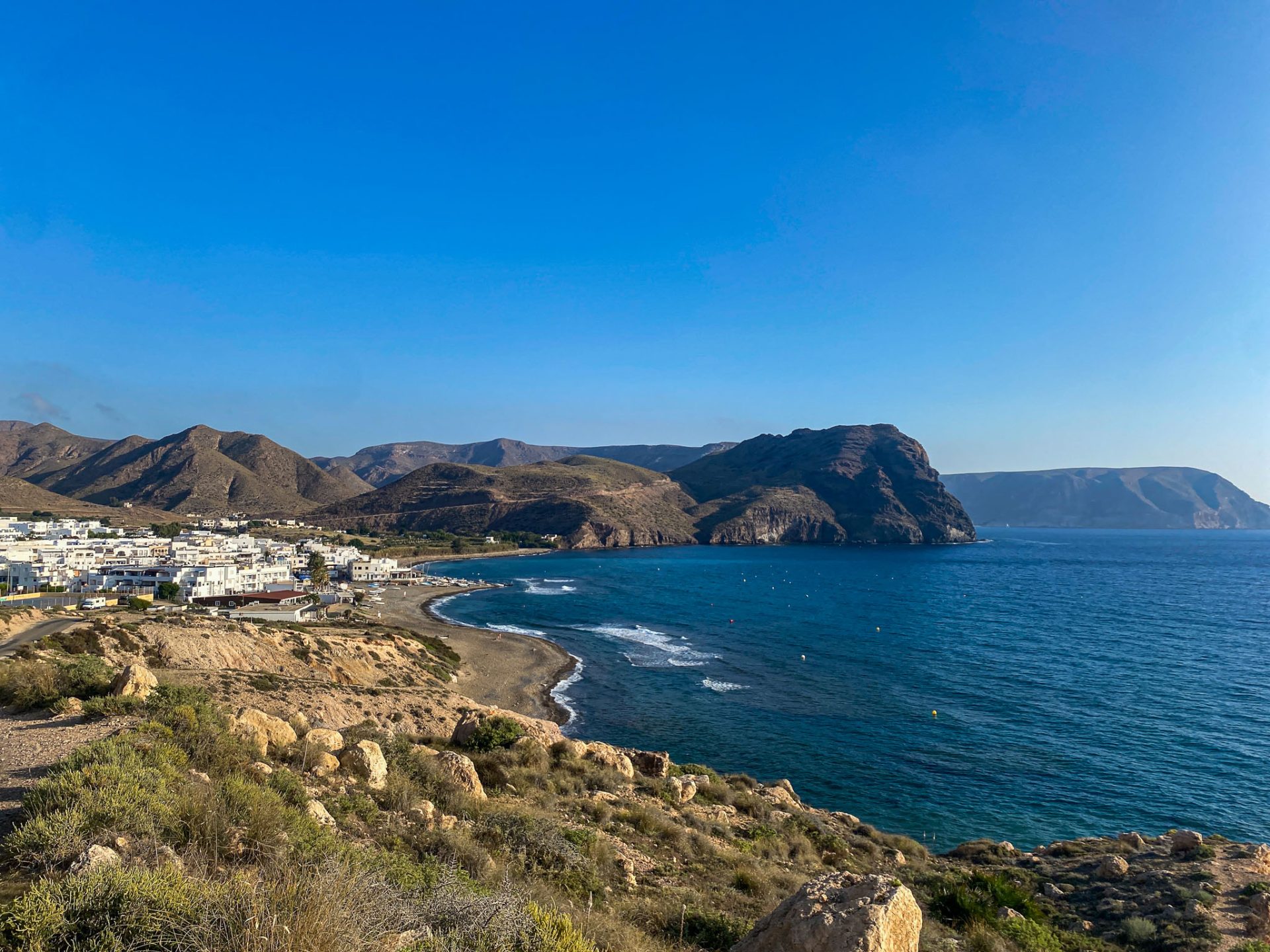 Vista panorámica de Las Negras con el Cerro Negro al fondo