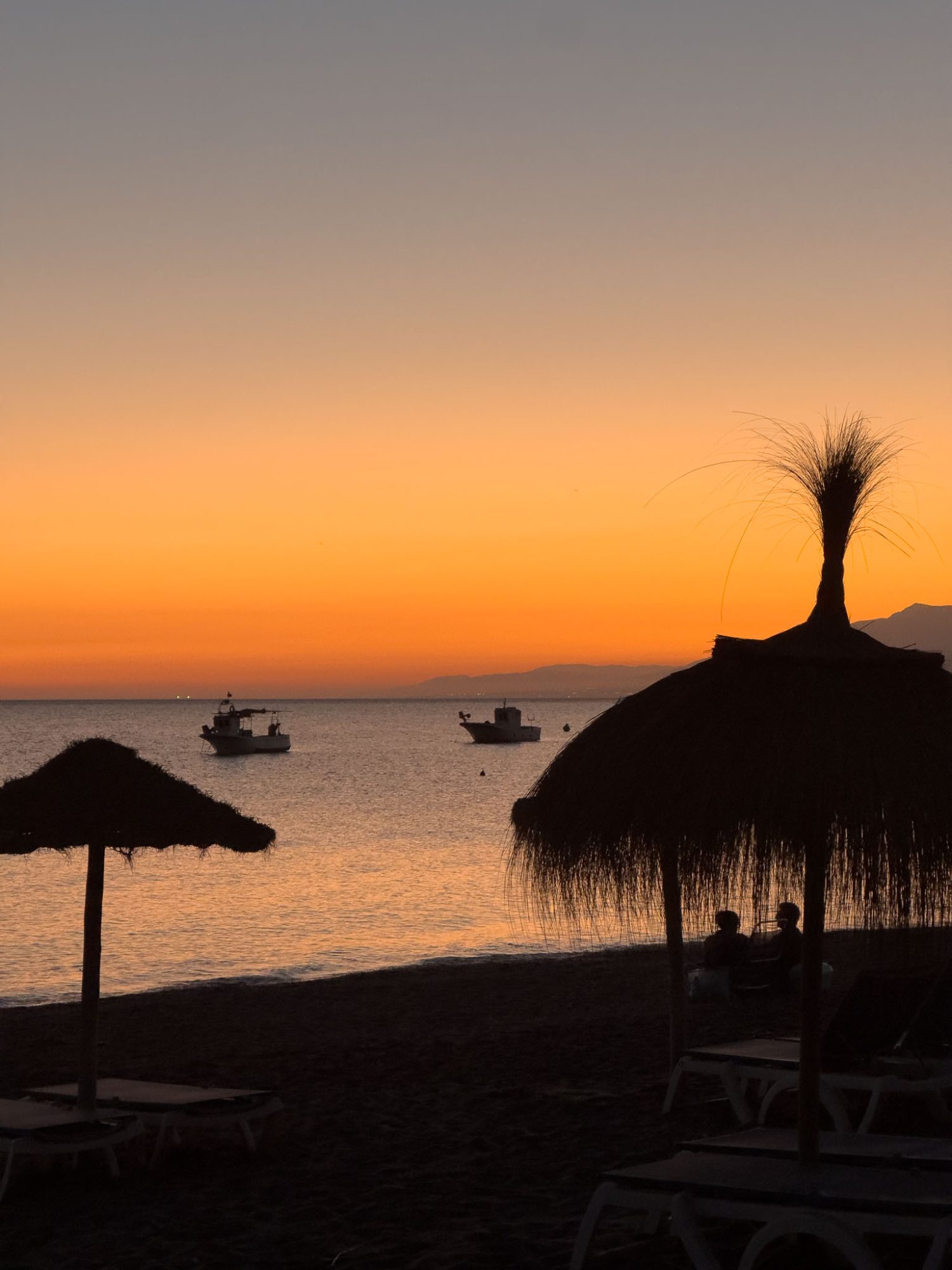 Pescadores artesanales al atardecer en Cabo de Gata