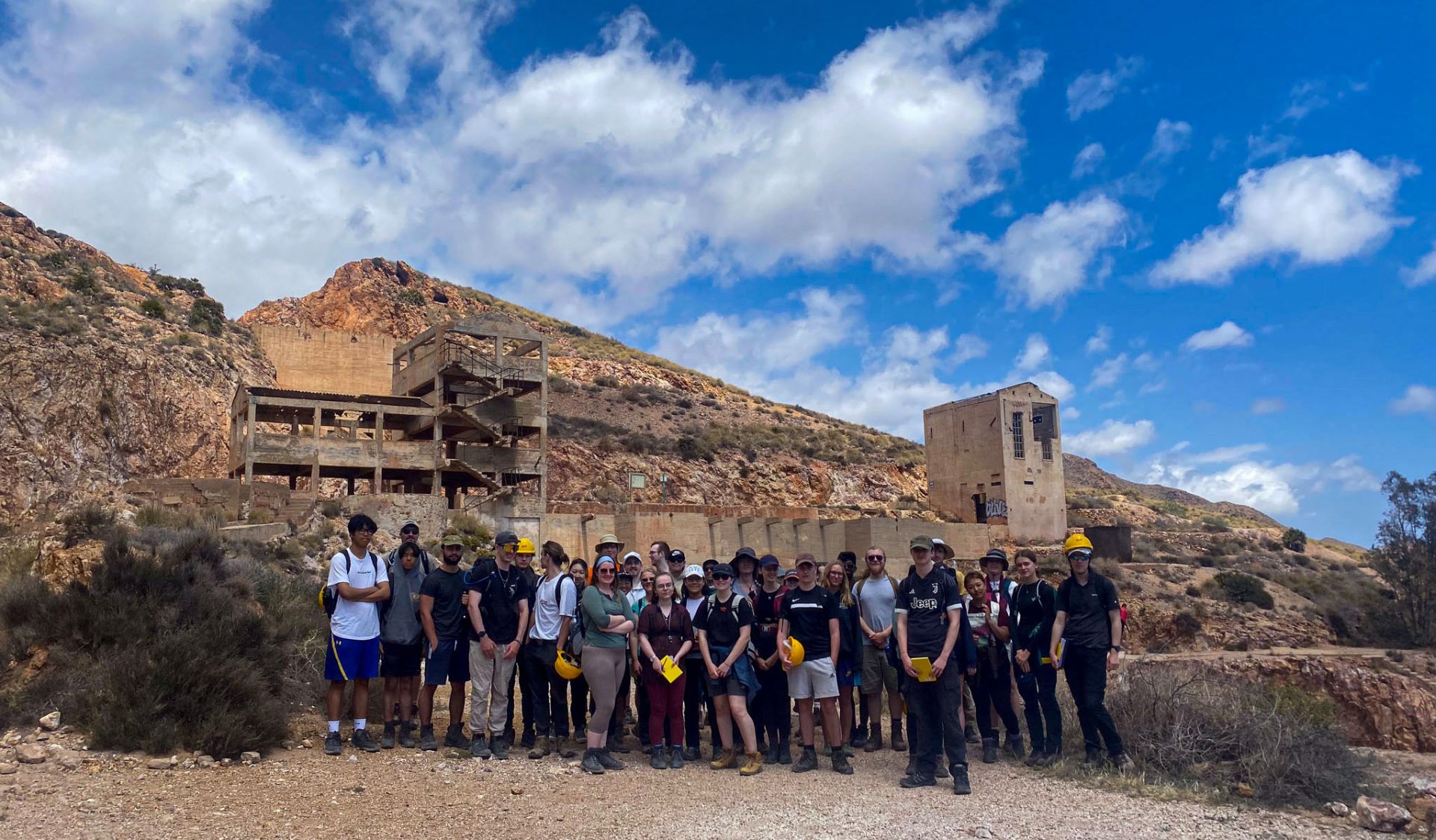 Estudiantes de Geología junto a la Planta Denver de Rodalquilar