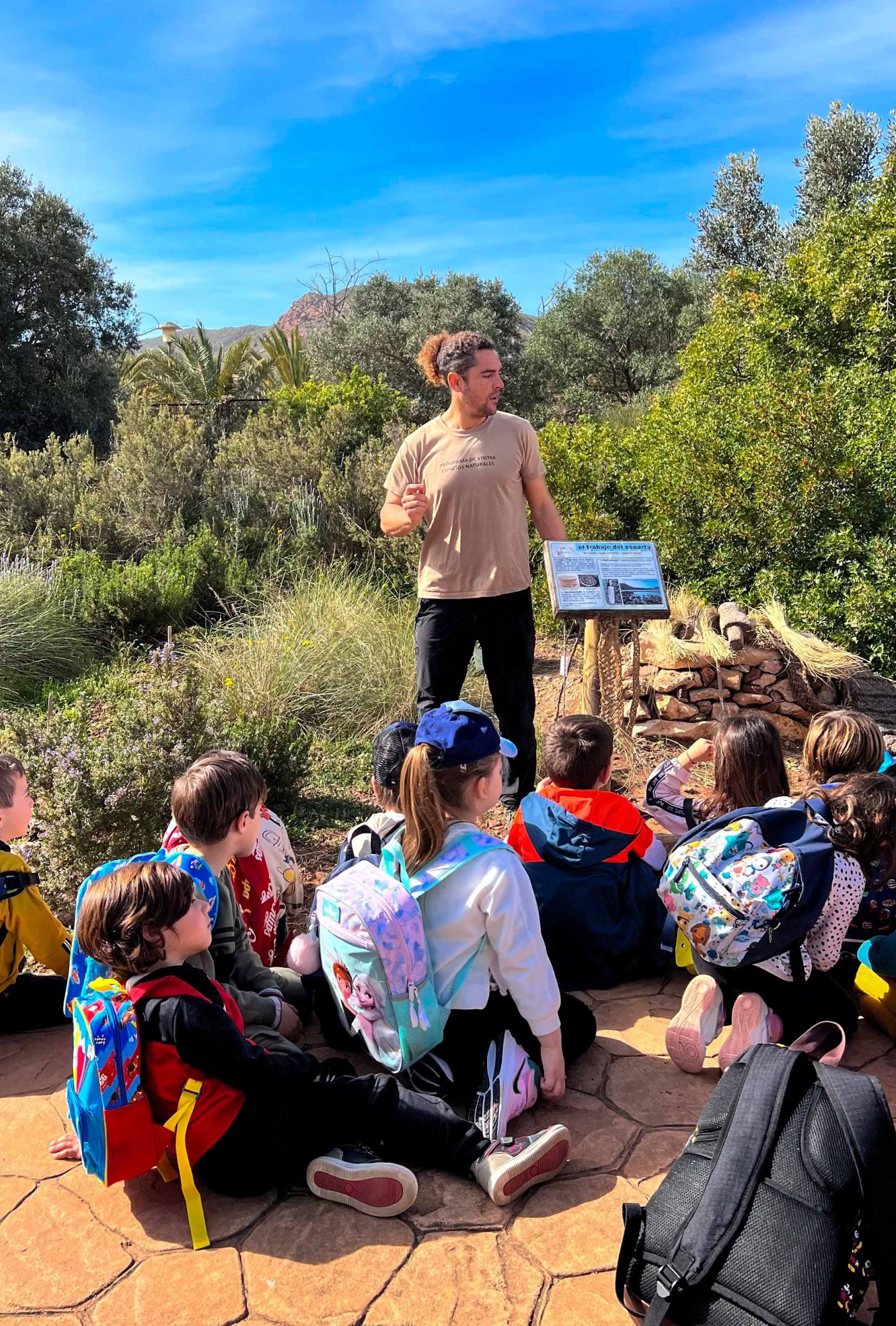 Actividades con colegios en el jardín botánico de Rodalquilar en Cabo de Gata