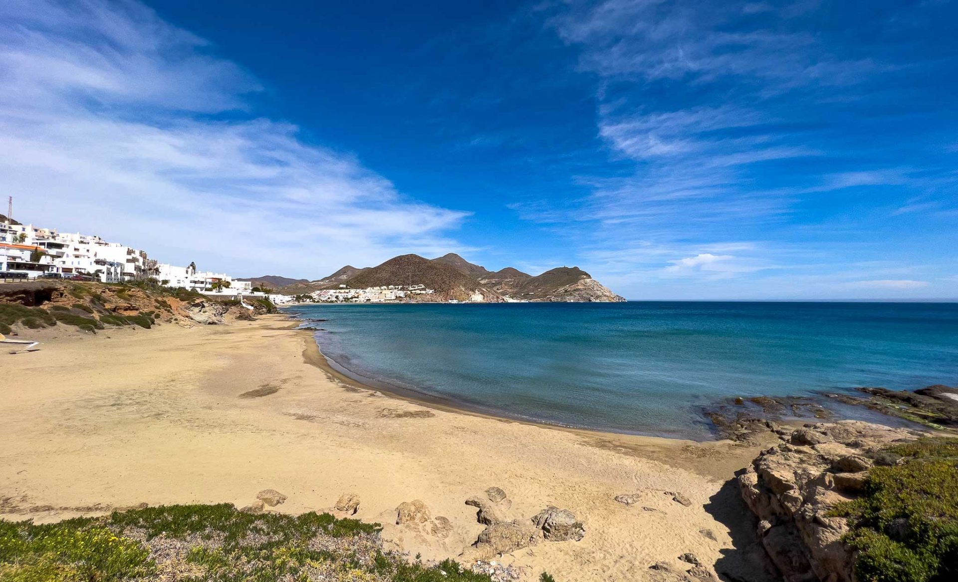 Playa de San José completamente vacía durante la primavera