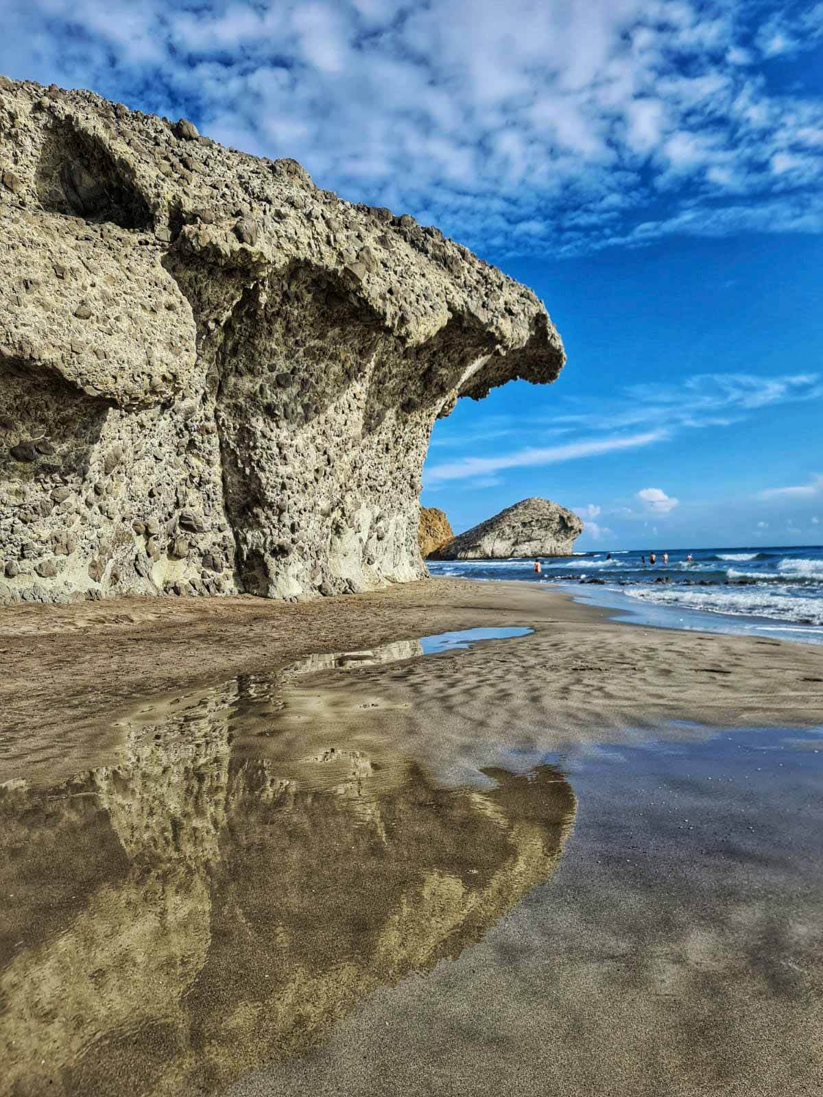 formacion-volcanica-playa-de-monsul-san-jose